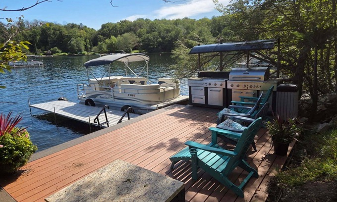 White Lake House | LAKE FRONT BETHEL WOODS Open Neal Young Your Own Dock to use,