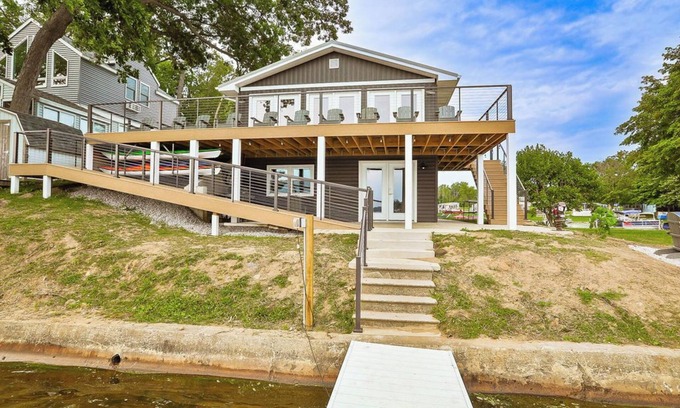 North Webster House | Lake Front Boondoggle - Dog Friendly