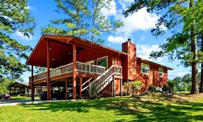 Brookeland Cabin | Lake Front Cabin! nPool, Basketball, Boat parking & Firepit. Lots of parking.