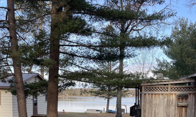 Hale Cabin | Lake Front cabin on ORV trail head! 5 mins from AuSable River pets welcome!