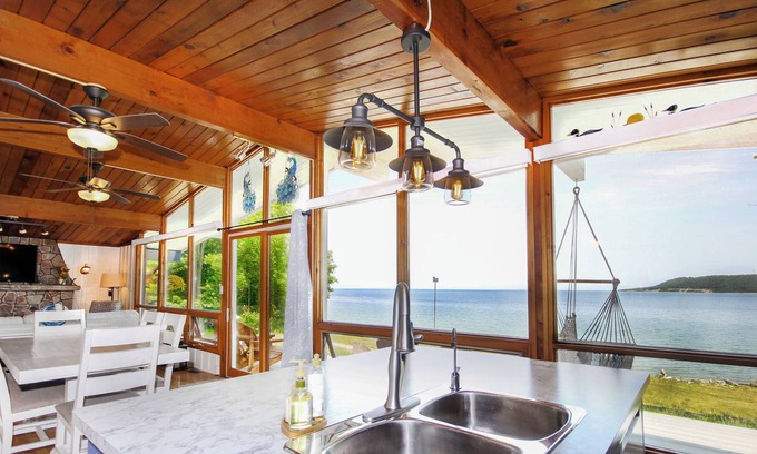 Manitoulin District Cottage | Lake Front Cottage only 4 minutes from Gore Bay