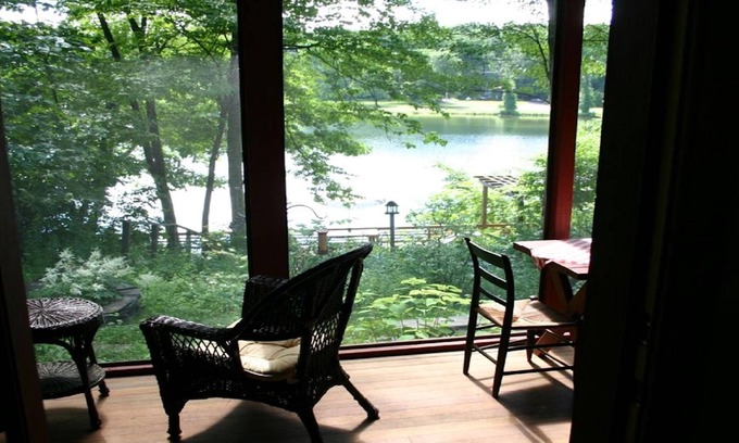 Red Hook Cottage | LAKE FRONT COTTAGE - YEAR ROUND HOT TUB