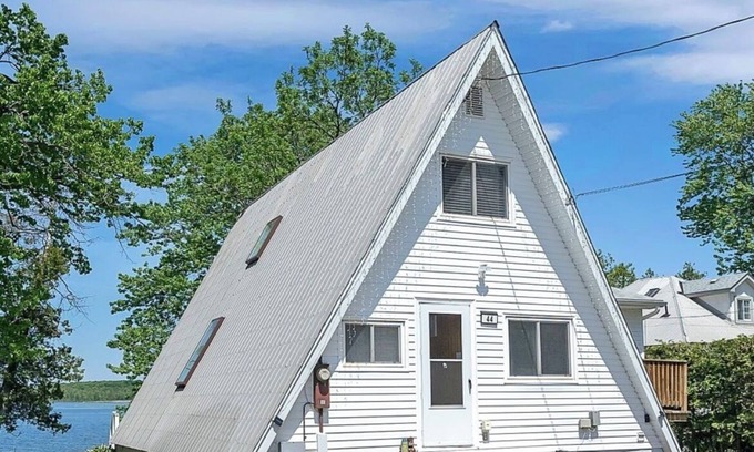Barrie House | Lake front elf house🩷kayaks-fire pit🩷one hour away from Toronto