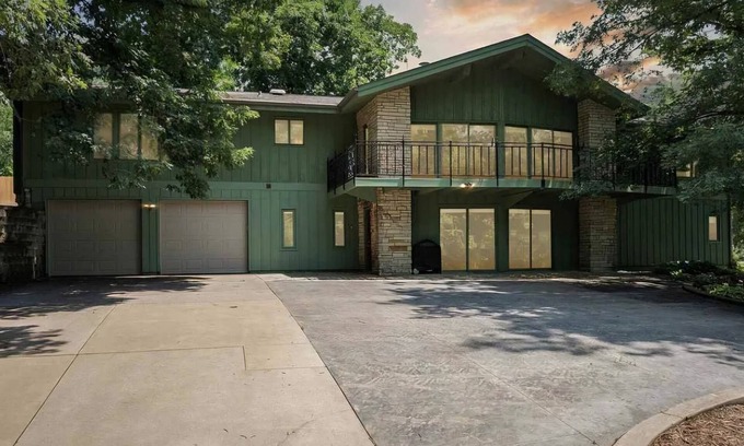 Oakdale House | Lake front home in Solon, close to University of Iowa, Iowa City & Cedar Rapids.