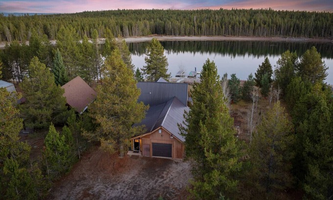 Island Park House | Lake Front|Hot Tub|Heated Garage|Private Dock