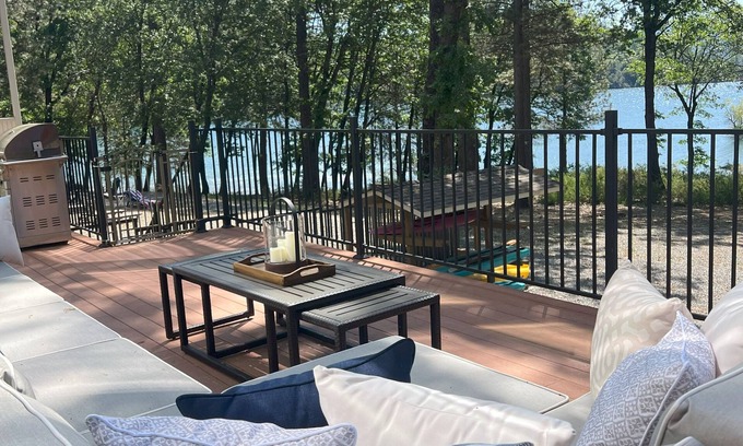 Lakehead House | Lake Front House - Gorgeous View!
