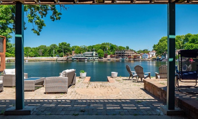 Portage Lakes House | Lake Front|Kayaks|Hot Tub|Sleeps 8