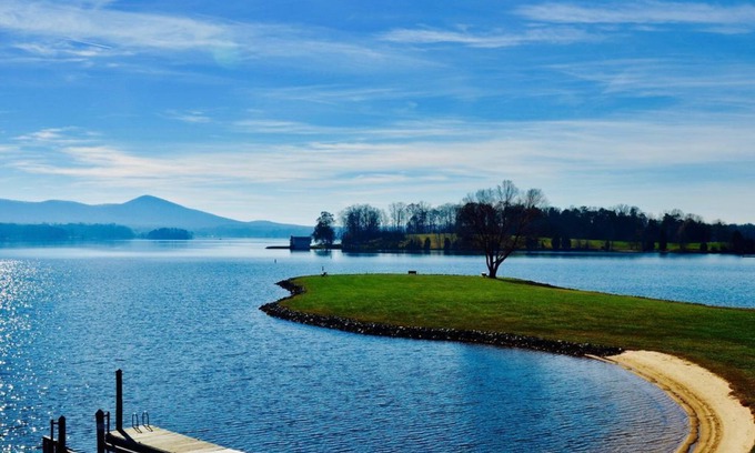 North Shore House | Lake front, kayaks, SUP, WiFi, Views, pools,resort,beaches,docks