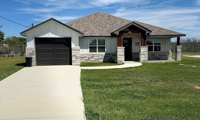 Tow House | Lake Front Modern Home Lake Buchanan Village, Sleeps14