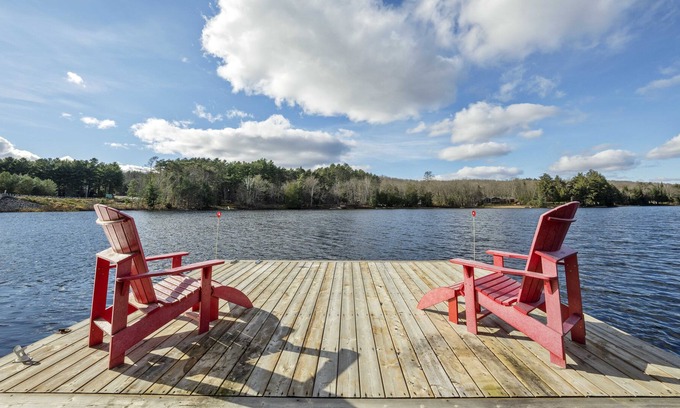 Algonquin Highlands House | Lake Front Muskoka Cott. to View the Fall Colours