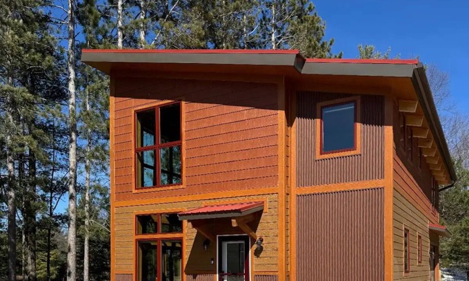 Rhinelander Cabin | Lake front NEW Cabin 2bd 2b AC/WIFI, kayak, beach, fish, firepit
