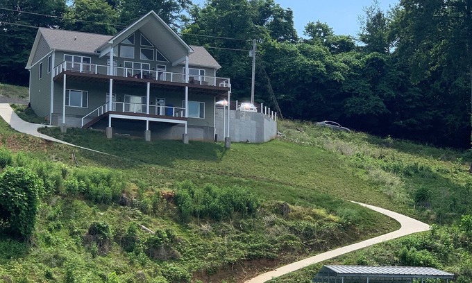 La Follette House | Lake Front ★ No Wake w/Dock ★ Gameroom ★ Carved FirePit ★ 2nd House Available