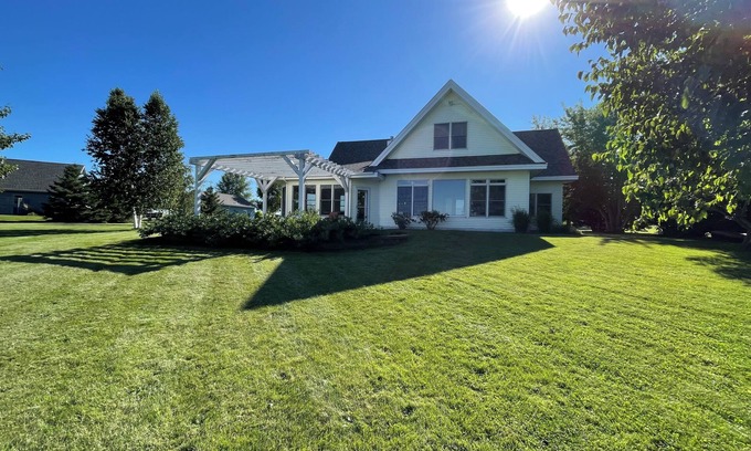 Lowry House | LAKE FRONT OASIS in SPACIOUS 5-bedroom home with WiFi/AC/Heat on Lake Reno