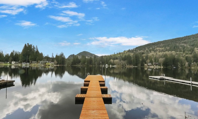 Sedro-Woolley Cabin | Lake Front Retreat at Cain Lake