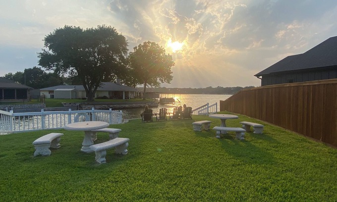 Granbury House | Lake Front Retreat, Fishing, Kayaks, Peaceful, Beautiful Sunsets!