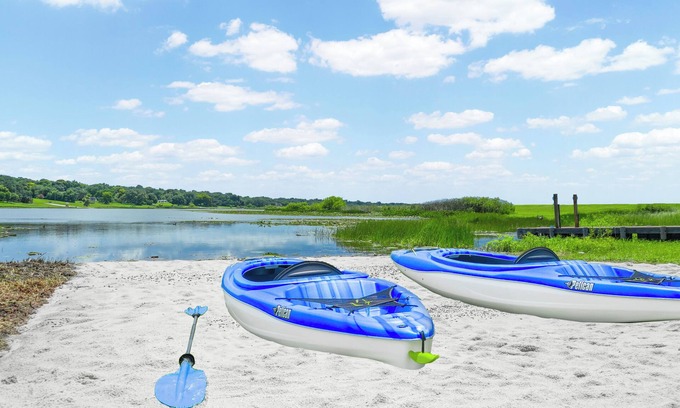 Lake Wales House | Lake Front! Spacious Home w/heated pool & kayaks