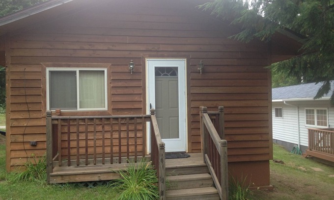 Tomahawk Cottage | Lake Front Studio Cottage- open for booking for dates after may16 2024