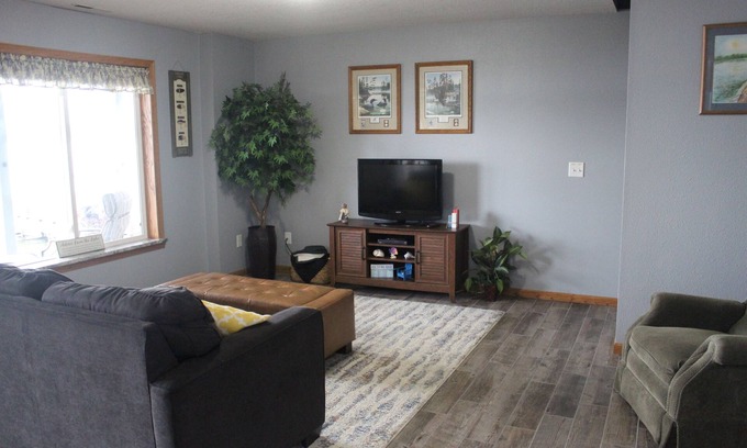 Kasota House | Lake front unit, Sleeps 6, great for families, crafting or fishing - lower level