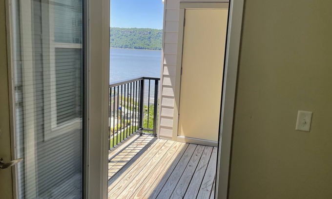Getty Square Apartment | Lake Front Updated apartment with Amenities