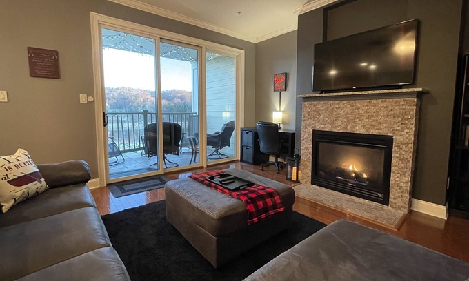 Andersonville Condo | Lake front villa! 10 Minutes from I-75! No Stairs, all one level.