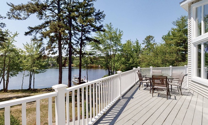 Freedom House | LAKE FRONT w/VIEWS! Fire Pit* Swim Dock* Kayaks!