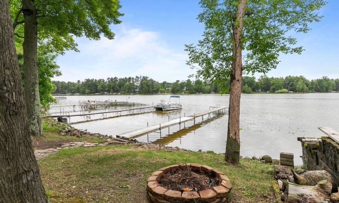 Shawano House | LAKE FRONT! WaterToys! Private Dock! Firepit|Grill