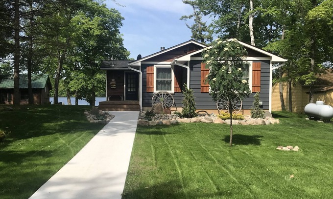 Garrison House | Lake Front With Beautiful Sunsets!
