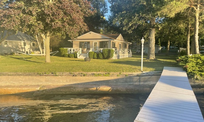 Markesan Cottage | Lake Frontage, swimming area, close to golf
