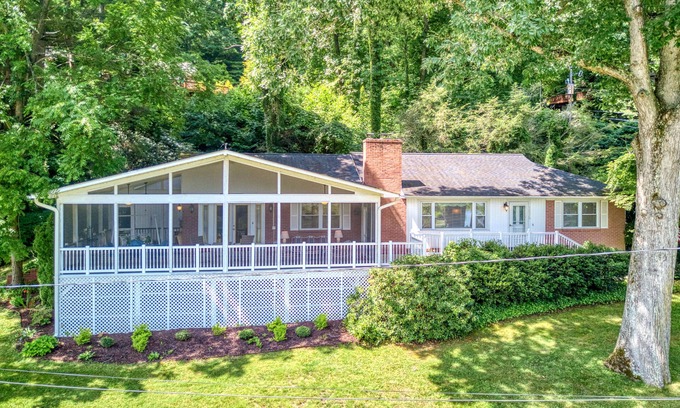 Lake Junaluska House | Lake Gem W/Water Views, Free WiFi, Full Kitchen, Screened-In Deck & More