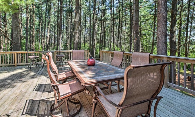 Lake Geneva House | Lake Geneva Getaway with Fire Pit Near Golf