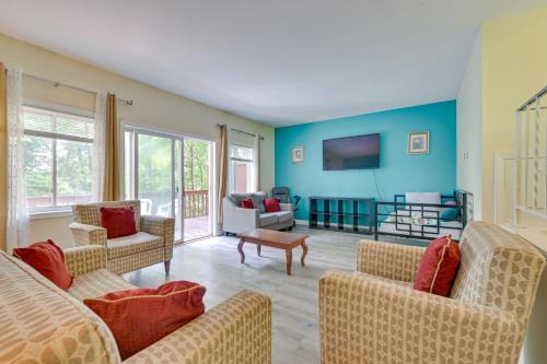 Lake George House | Lake George Townhome with Deck 2 Mi to The Outlets!