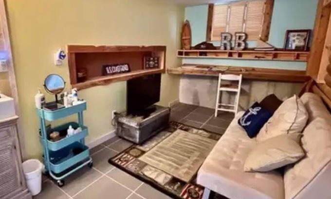Versailles Cottage | Lake Getaway - Sleeps 12 - includes boat slipnn