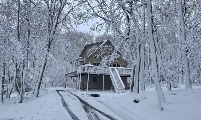 Lake Harmony Estates Ski Chalet | Lake Harmony Big Boulder Chalet w/hot tub,pool table,ping pong,fire pit,pets ok
