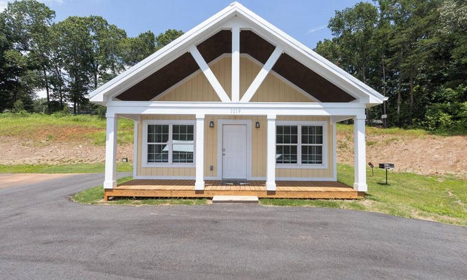 Townville Cabin | Lake Hartwell Cabins-15 Minutes to Clemson-Near Green Pond Landing
