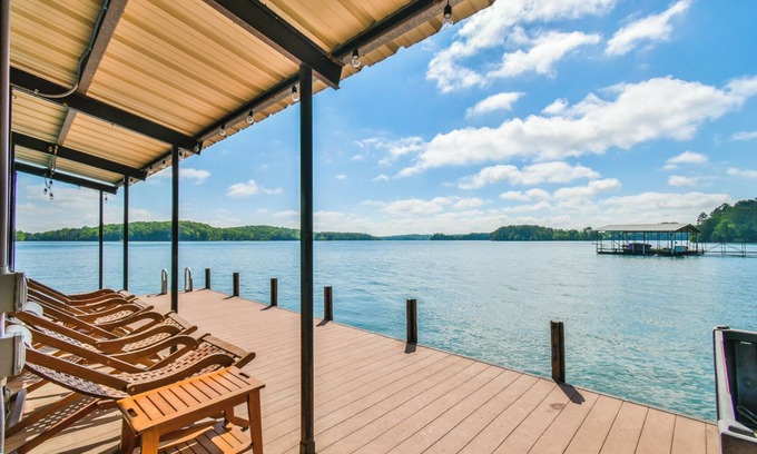 Lavonia Cabin | Lake Hartwell Escape: Dock, Kayaks & Game Room