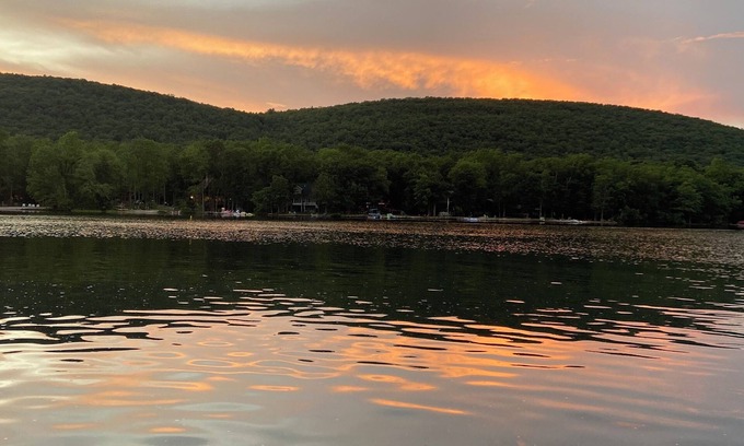 Nesquehoning House | Lake Hauto 3 bedroom loft, sleeps 20+ nJim Thorpe close basement game room