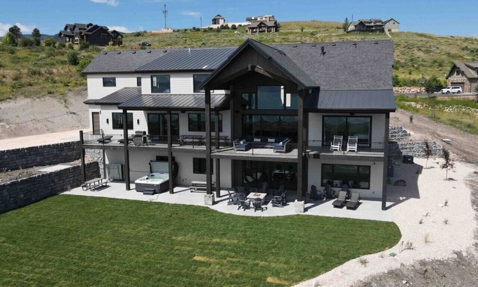 Fish Haven House | Lake Haven-11 Bedrooms - Sleeps 70+ - Indoor slide