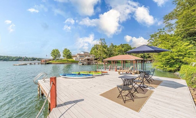 Hickory House | Lake Hickory Trio 3BR Blue Unit