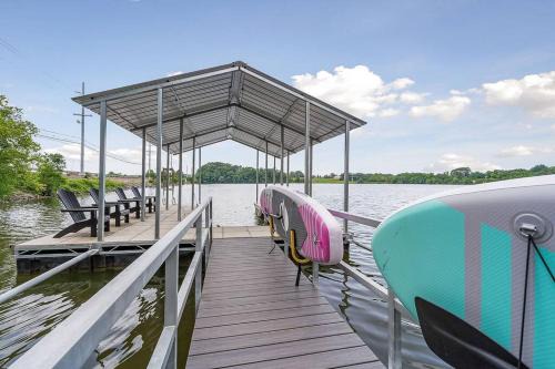 Winchester House | Lake Home, Dock, Fire Pit, Hot Tub, Game Room, Etc