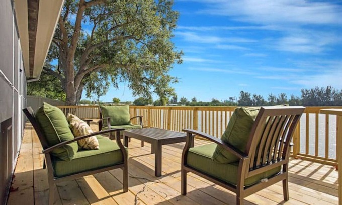Davie Villa | Lake House 1 in Davie