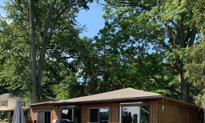 Hamburg Township House | Lake House 14 miles from the Big House