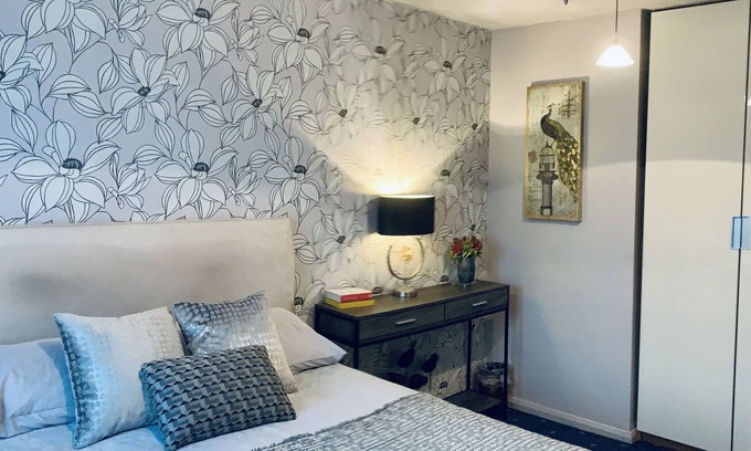 Woking House | Lake house - 3 bedroom woking