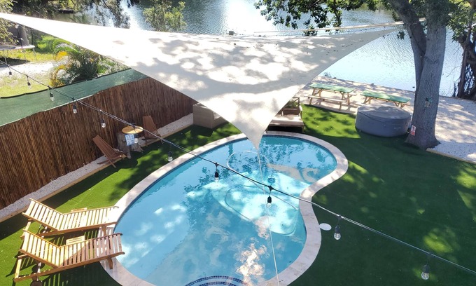 West Park Cottage | Lake House, 4 Bed heated Pool, Hot Spa, 1/4 acre Patio, 3.5mi from the beach