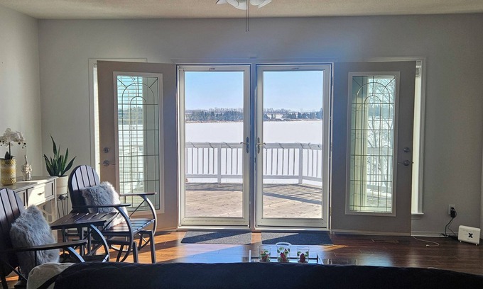 Manitoba House | LAKE HOUSE 6 MINUTES TO TOWN.BRING YOUR WATER SPORTS GEAR AND ENJOY