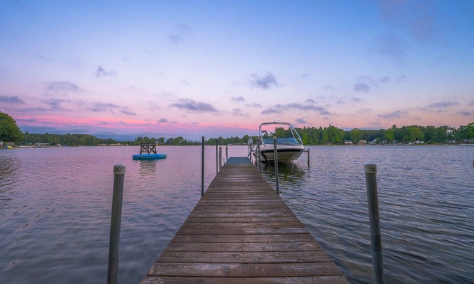 Twin Lake Cottage | Lake House-Beach-Kayaks-Lake View