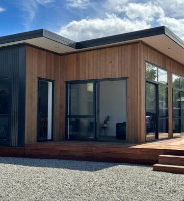 Lowburn House | Lake house by the Golf Course