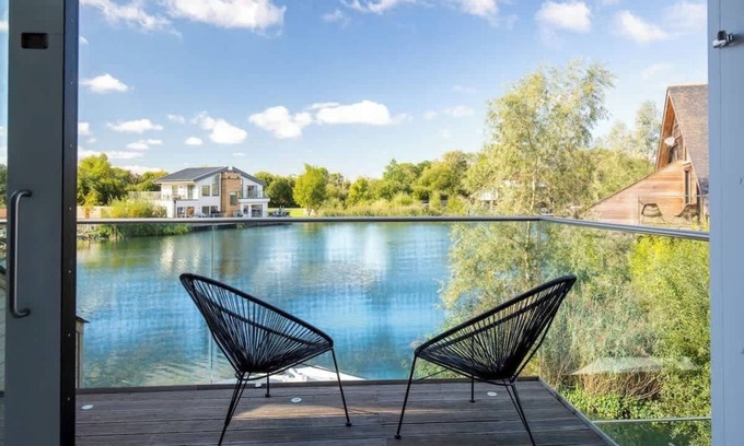 Ampney Crucis House | Lake House | Cotswold Stay with Hot Tub & Kayak