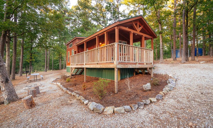 Royal Cottage | Lake House Cottage at Safe Harbor Brady Mountain on Lake Ouachita!