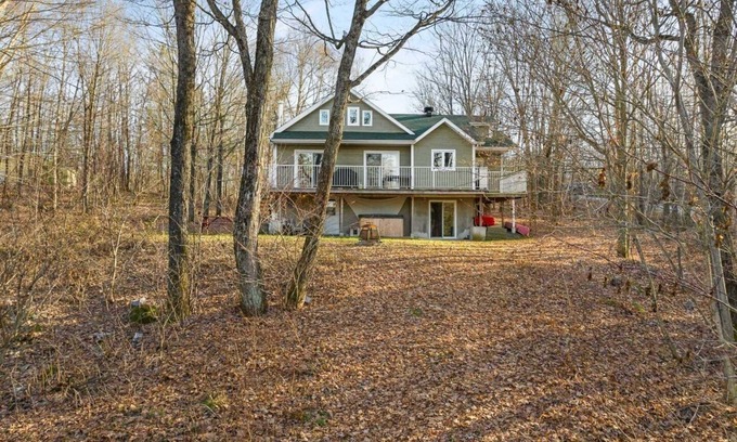 Mauricie Ski Chalet | Lake House in Lac-Aux-Sables, access to lake, 4 seasons jacuzzi