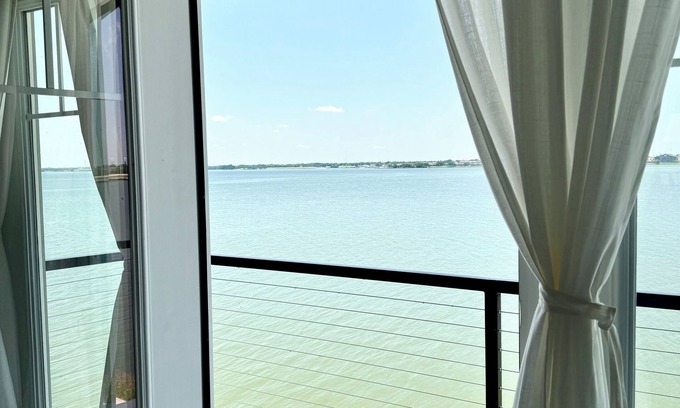 Rowlett House | Lake house in Rowllet